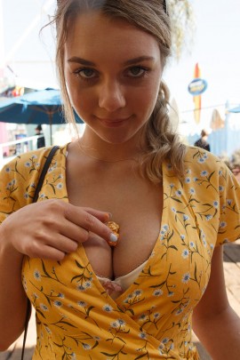 Молодая блондинка засветила красивую грудь